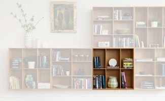 Librerie e scaffali bianchi in legno per la casa