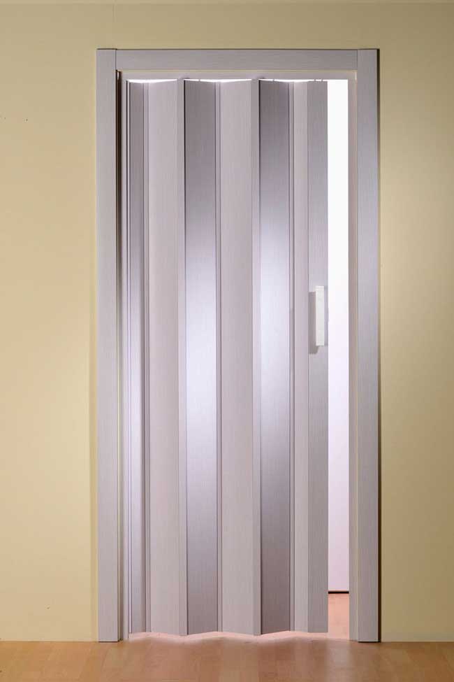 Porta a soffietto su misura in PVC beige con vetrini scorrevole da interno
